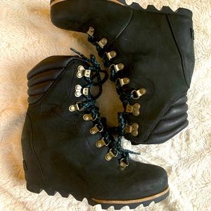 Sorel Joan of Arctic black wedge lace up boot sz 8